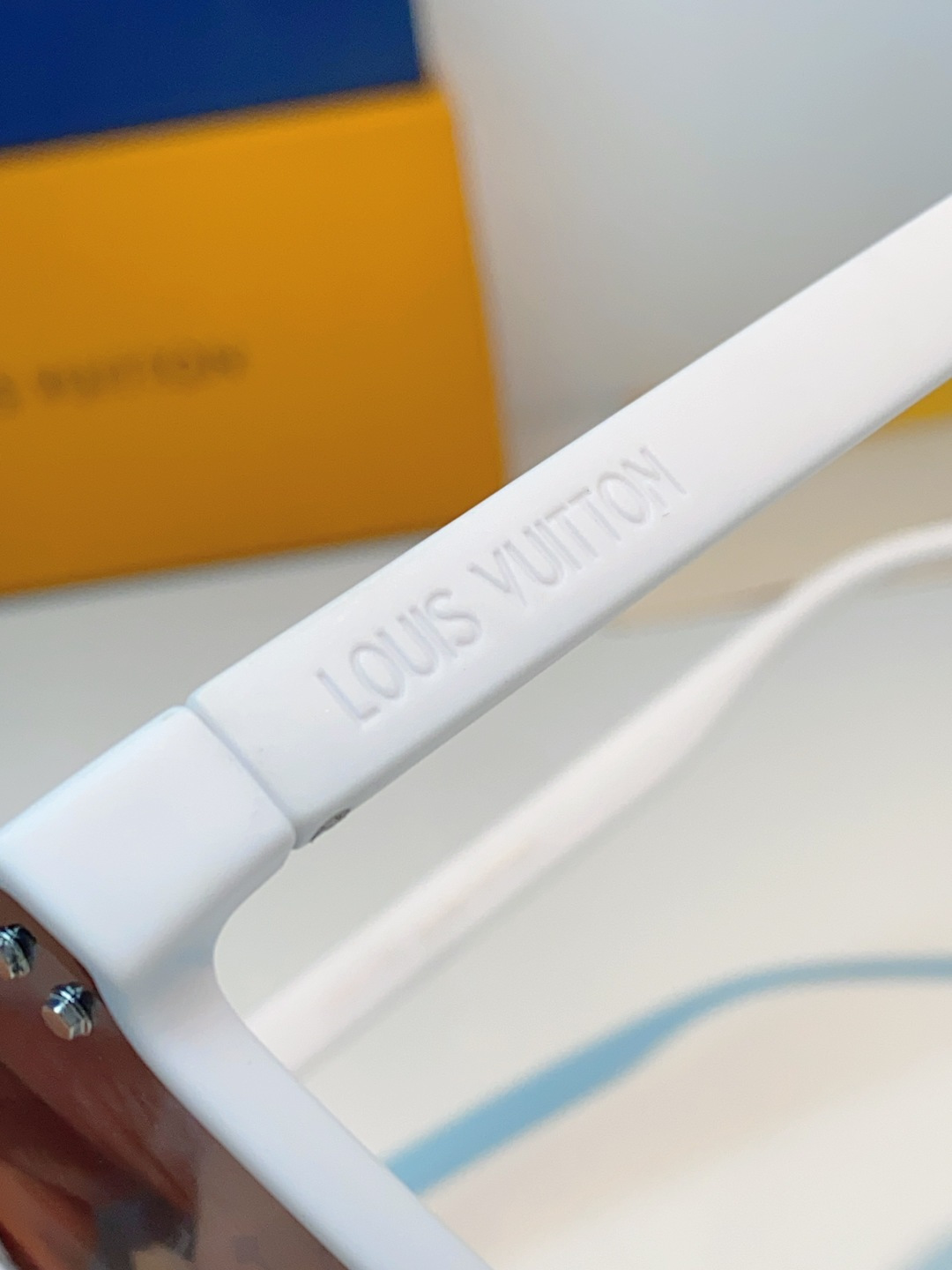 LOUISVUITTON路易威登  Lv大方框真的兼顾气场与显瘦效果！利落微阔方形镜框，恰到好处地包裹脸