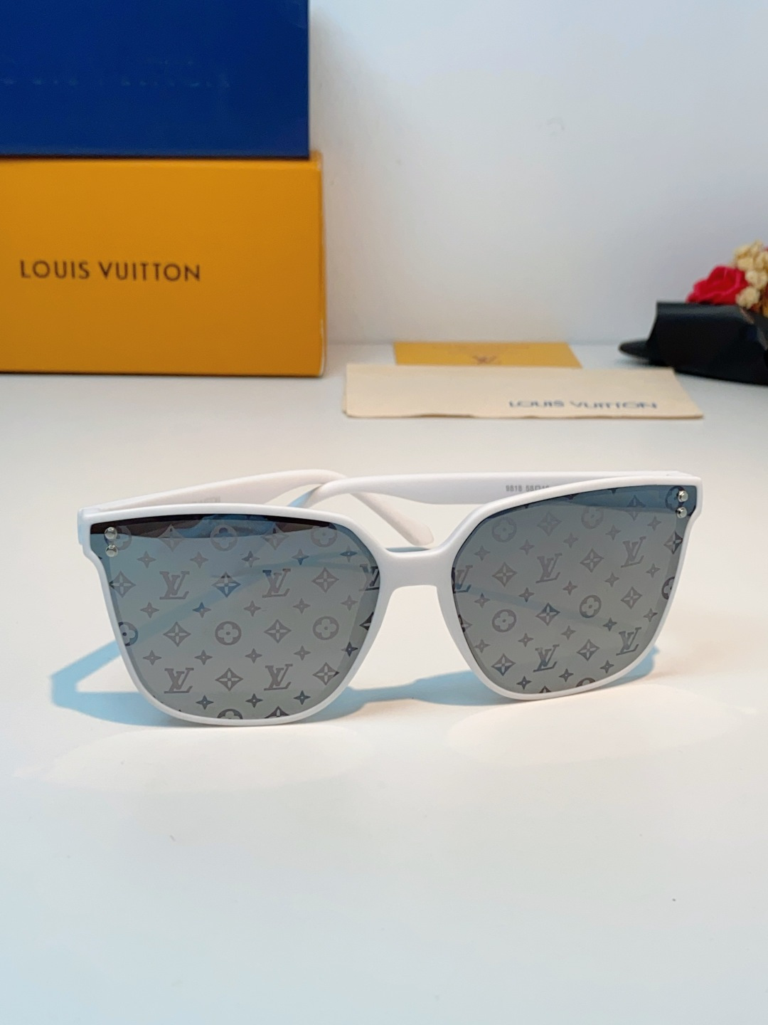 LOUISVUITTON路易威登  Lv大方框真的兼顾气场与显瘦效果！利落微阔方形镜框，恰到好处地包裹脸
