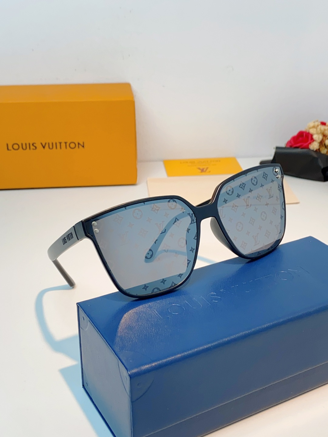LOUISVUITTON路易威登  Lv大方框真的兼顾气场与显瘦效果！利落微阔方形镜框，恰到好处地包裹脸