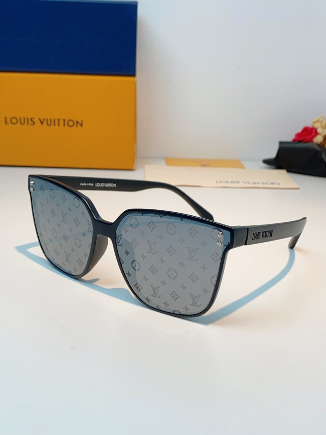 LOUISVUITTON路易威登  Lv大方框真的兼顾气场与显瘦效果！利落微阔方形镜框，恰到好处地包裹脸