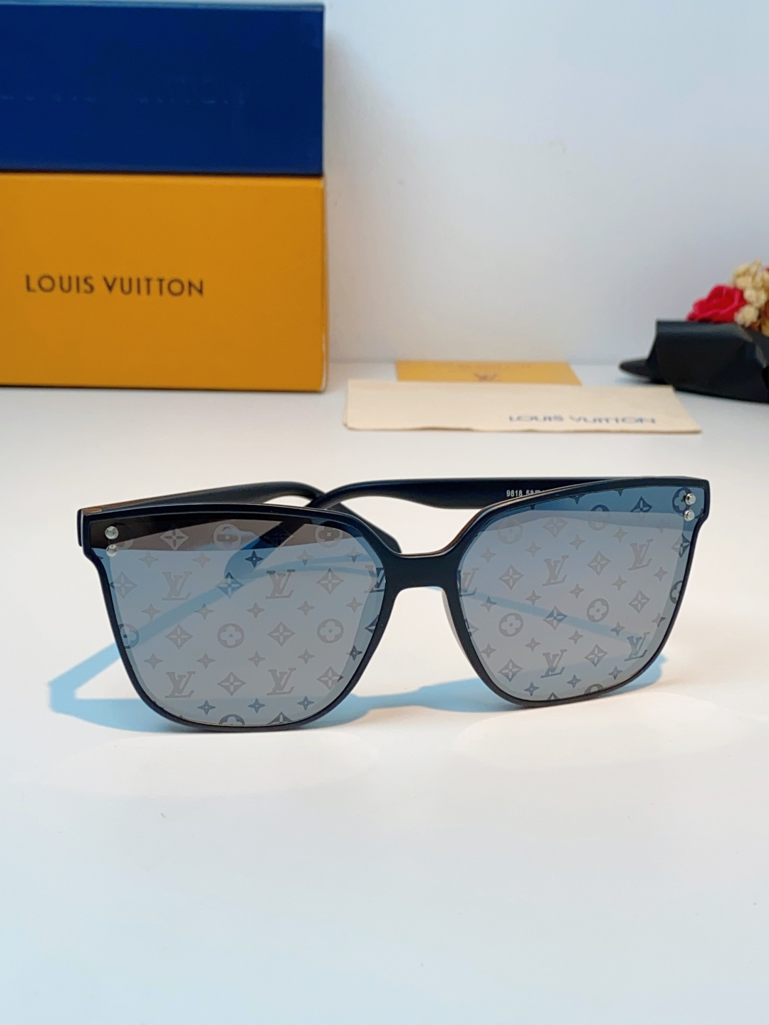 LOUISVUITTON路易威登  Lv大方框真的兼顾气场与显瘦效果！利落微阔方形镜框，恰到好处地包裹脸