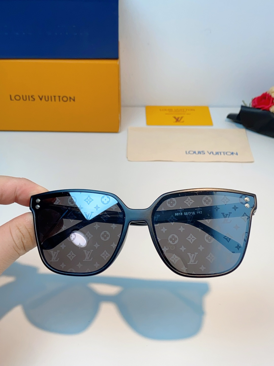 LOUISVUITTON路易威登  Lv大方框真的兼顾气场与显瘦效果！利落微阔方形镜框，恰到好处地包裹脸