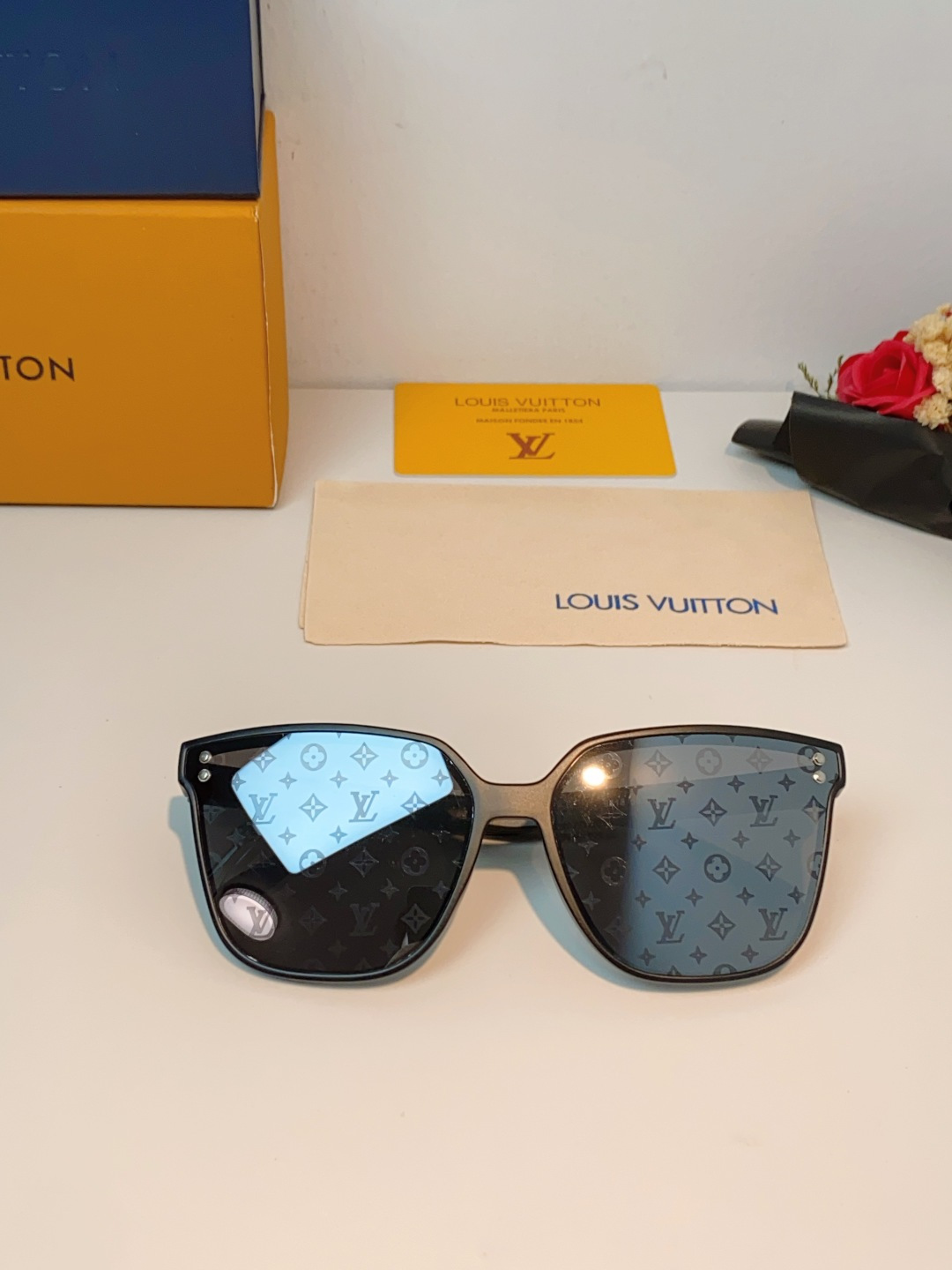 LOUISVUITTON路易威登  Lv大方框真的兼顾气场与显瘦效果！利落微阔方形镜框，恰到好处地包裹脸