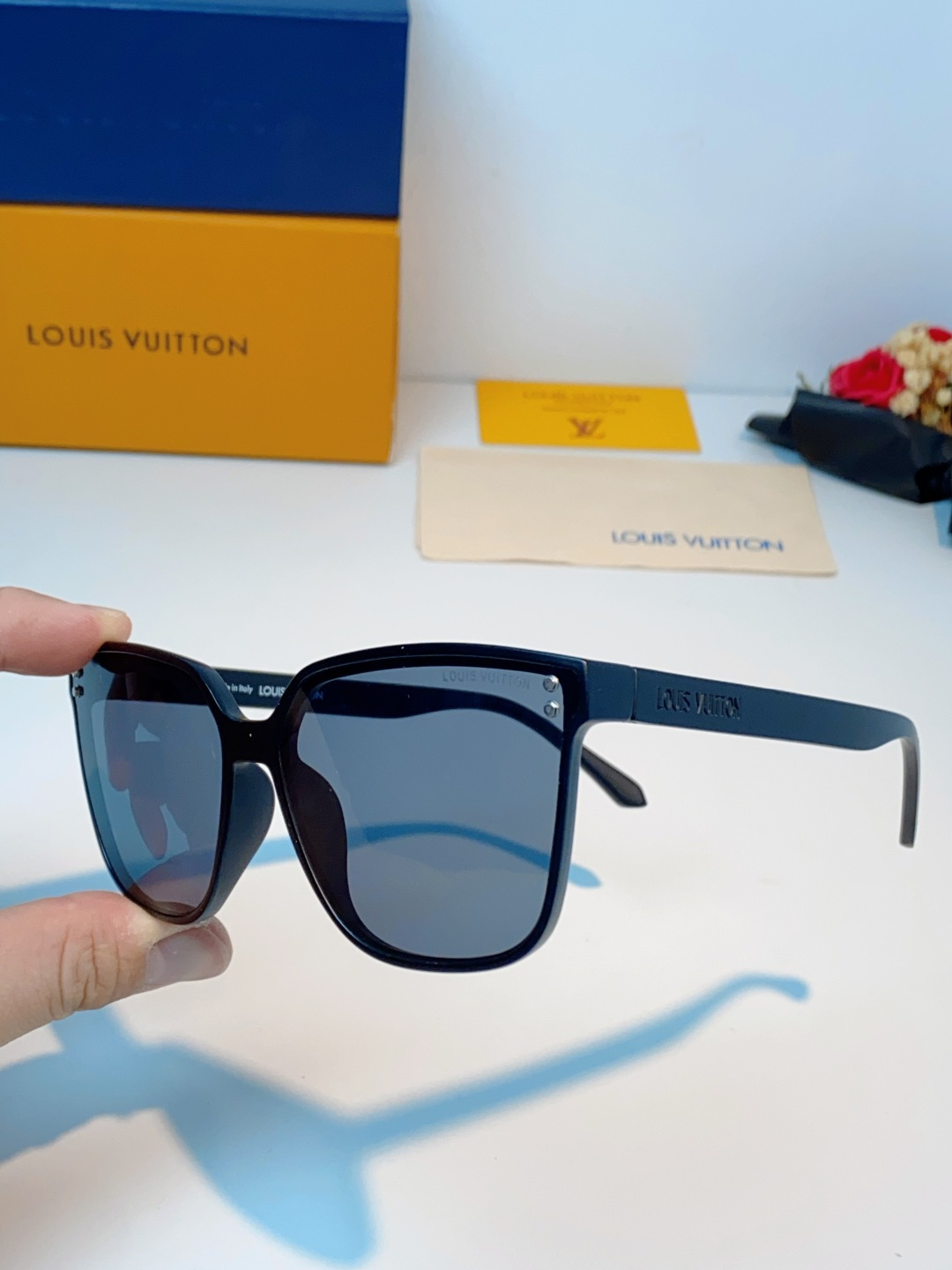LOUISVUITTON路易威登  Lv大方框真的兼顾气场与显瘦效果！利落微阔方形镜框，恰到好处地包裹脸