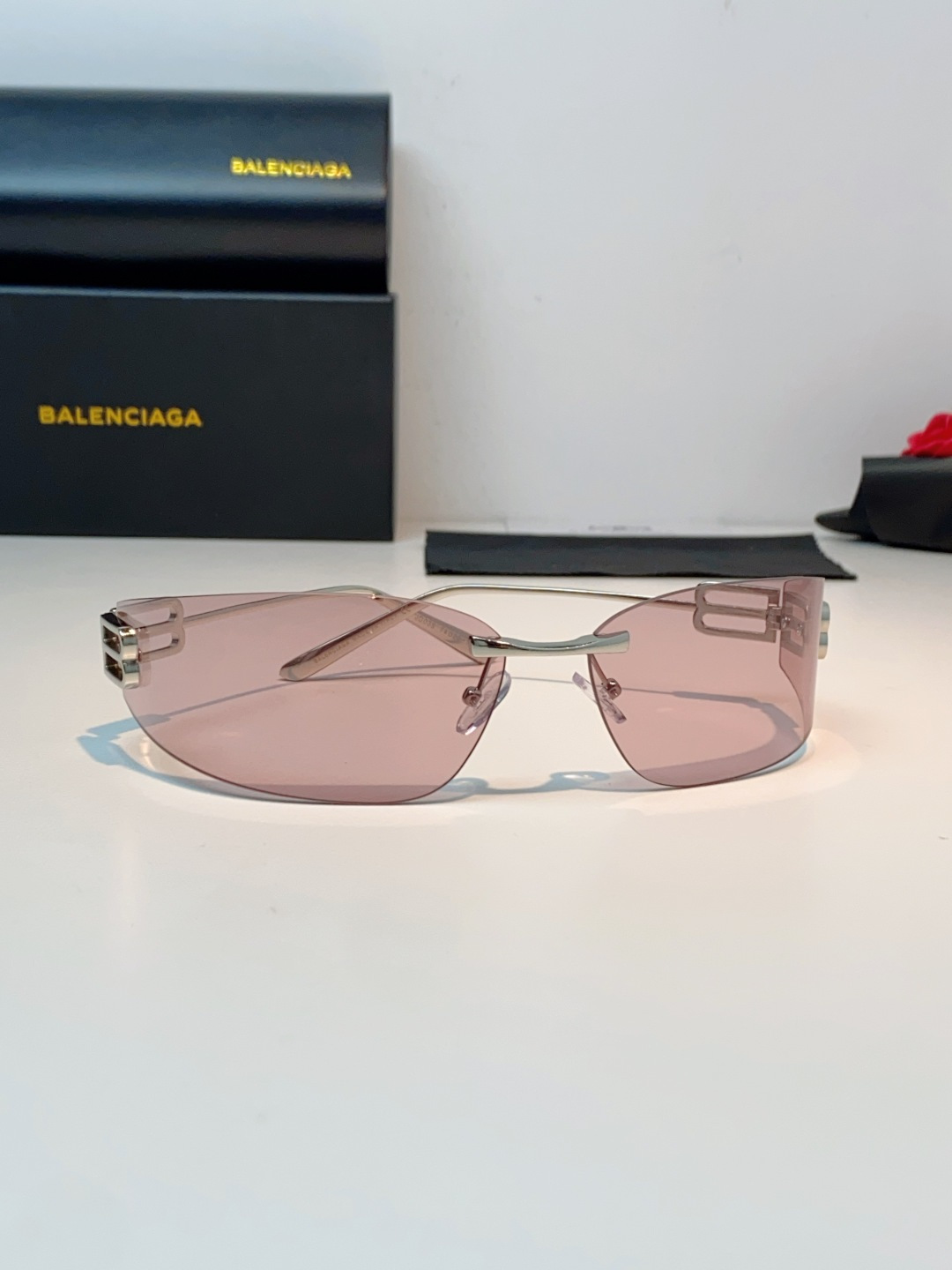 Balenciaga巴黎世家 2026新款无框弯刀墨镜｜Y2K辣妹氛围感封神单品，一眼沦陷的巴黎世家未来