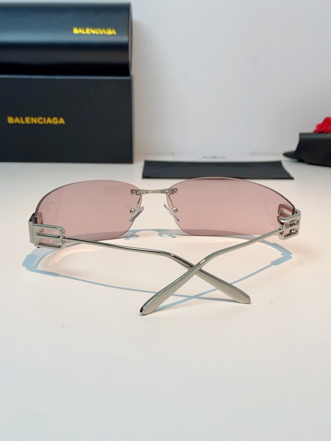 Balenciaga巴黎世家 2026新款无框弯刀墨镜｜Y2K辣妹氛围感封神单品，一眼沦陷的巴黎世家未来