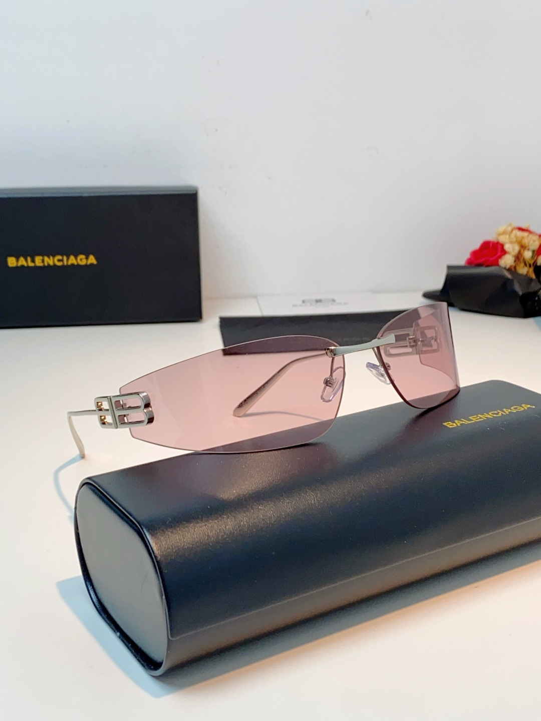 Balenciaga巴黎世家 2026新款无框弯刀墨镜｜Y2K辣妹氛围感封神单品，一眼沦陷的巴黎世家未来