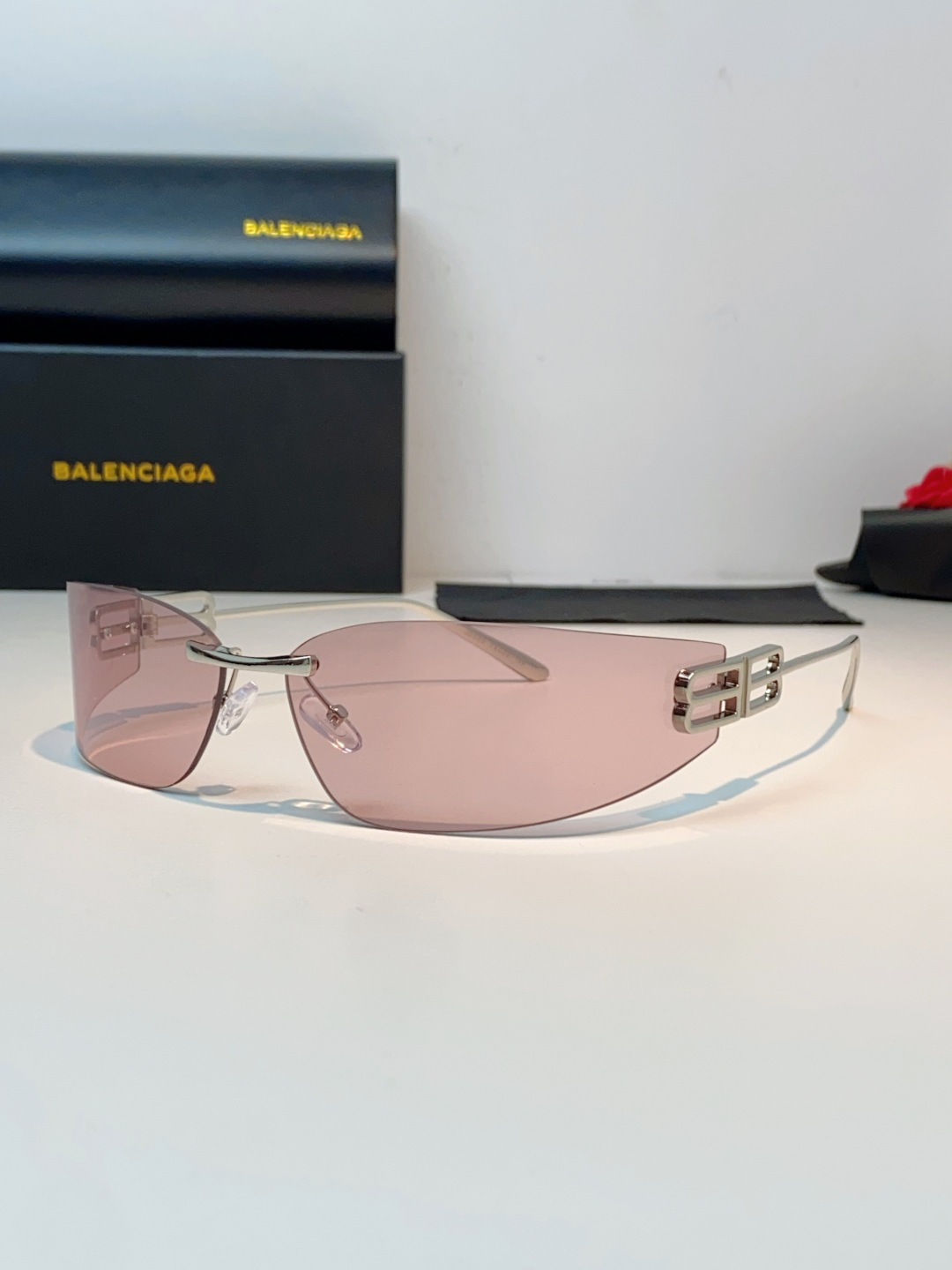 Balenciaga巴黎世家 2026新款无框弯刀墨镜｜Y2K辣妹氛围感封神单品，一眼沦陷的巴黎世家未来