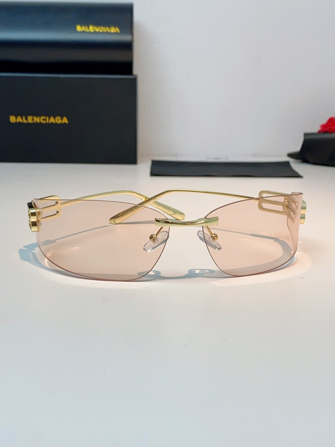 Balenciaga巴黎世家 2026新款无框弯刀墨镜｜Y2K辣妹氛围感封神单品，一眼沦陷的巴黎世家未来