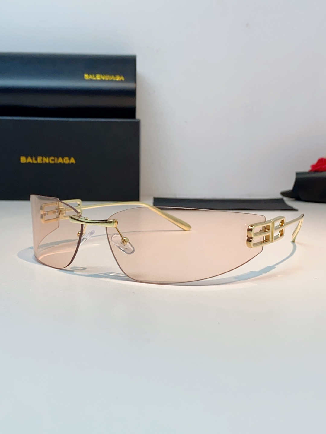 Balenciaga巴黎世家 2026新款无框弯刀墨镜｜Y2K辣妹氛围感封神单品，一眼沦陷的巴黎世家未来