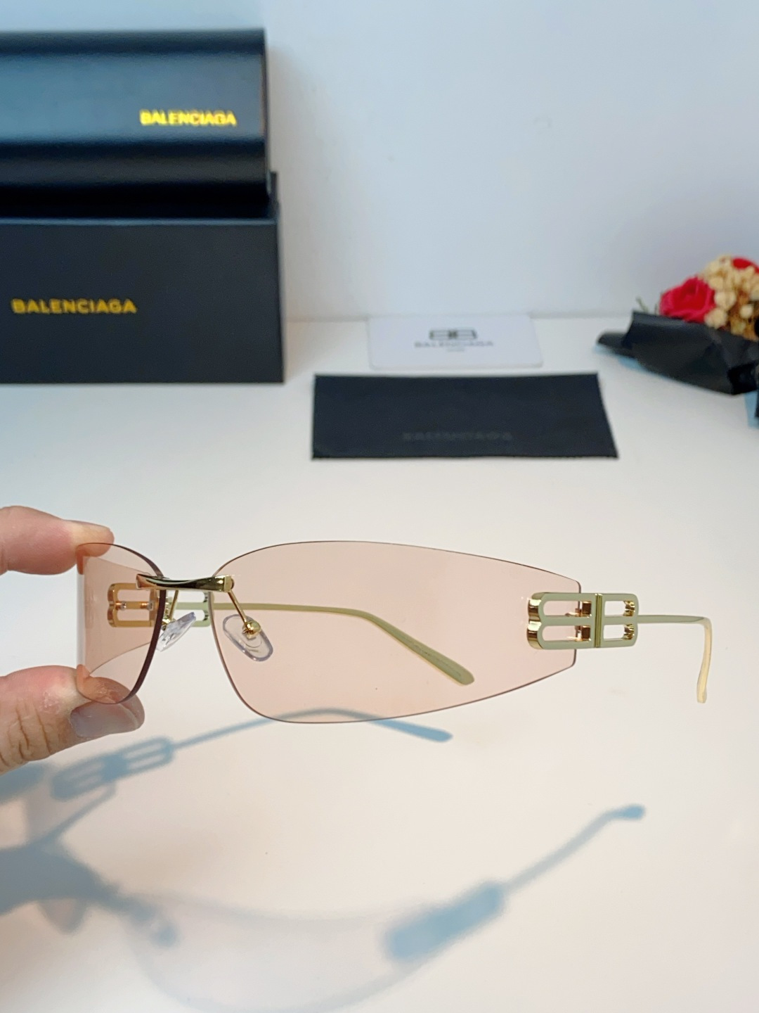 Balenciaga巴黎世家 2026新款无框弯刀墨镜｜Y2K辣妹氛围感封神单品，一眼沦陷的巴黎世家未来