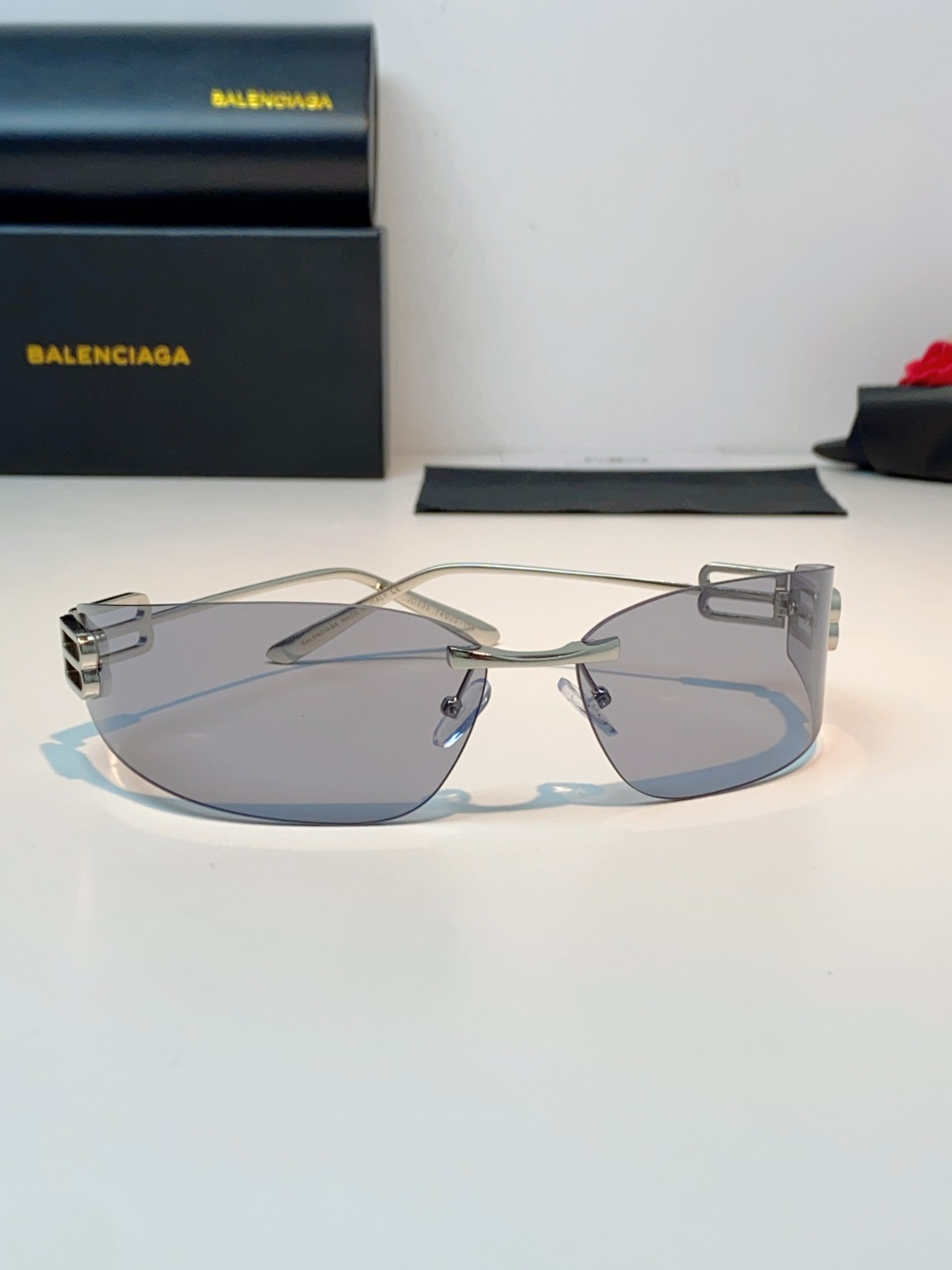 Balenciaga巴黎世家 2026新款无框弯刀墨镜｜Y2K辣妹氛围感封神单品，一眼沦陷的巴黎世家未来