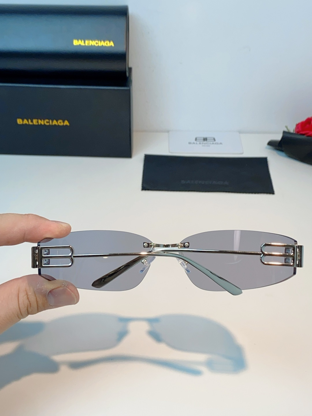 Balenciaga巴黎世家 2026新款无框弯刀墨镜｜Y2K辣妹氛围感封神单品，一眼沦陷的巴黎世家未来