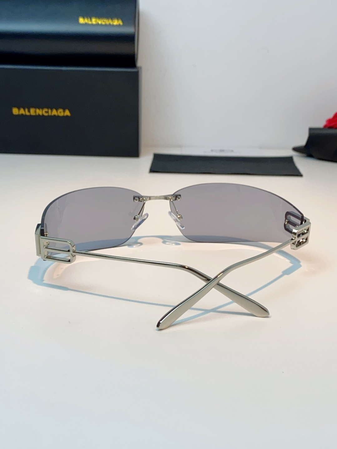 Balenciaga巴黎世家 2026新款无框弯刀墨镜｜Y2K辣妹氛围感封神单品，一眼沦陷的巴黎世家未来