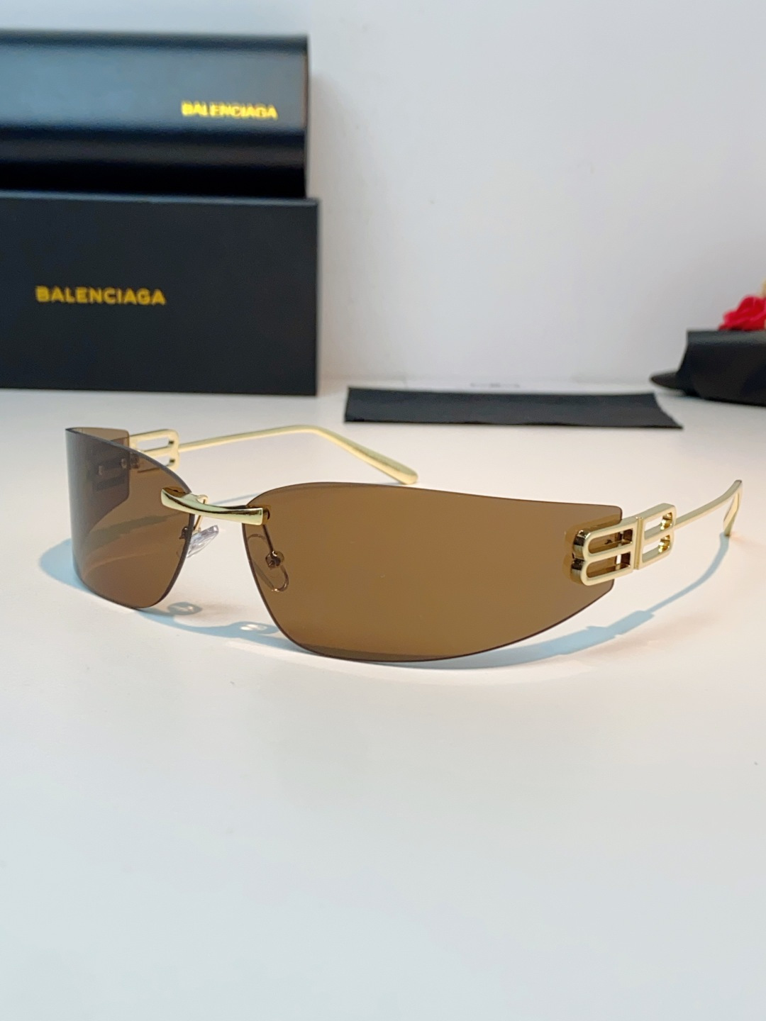 Balenciaga巴黎世家 2026新款无框弯刀墨镜｜Y2K辣妹氛围感封神单品，一眼沦陷的巴黎世家未来