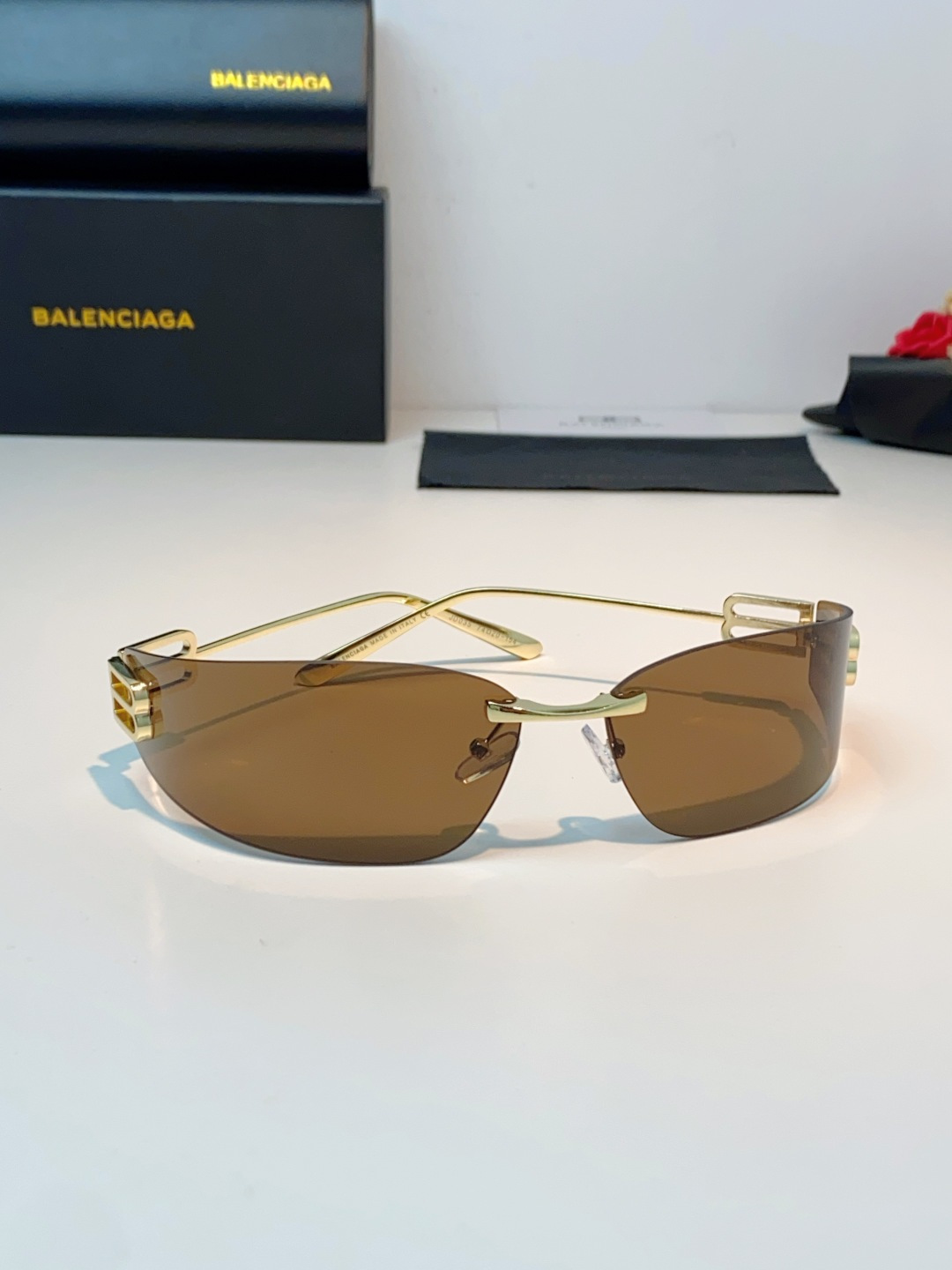 Balenciaga巴黎世家 2026新款无框弯刀墨镜｜Y2K辣妹氛围感封神单品，一眼沦陷的巴黎世家未来