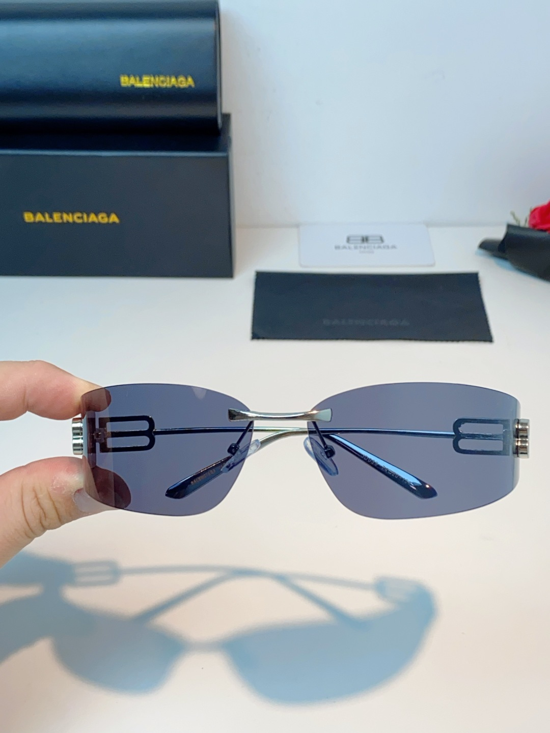 Balenciaga巴黎世家 2026新款无框弯刀墨镜｜Y2K辣妹氛围感封神单品，一眼沦陷的巴黎世家未来