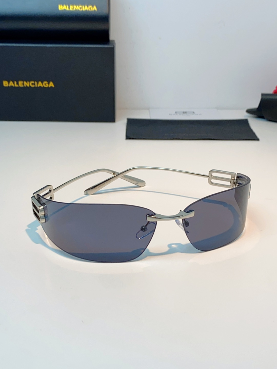 Balenciaga巴黎世家 2026新款无框弯刀墨镜｜Y2K辣妹氛围感封神单品，一眼沦陷的巴黎世家未来