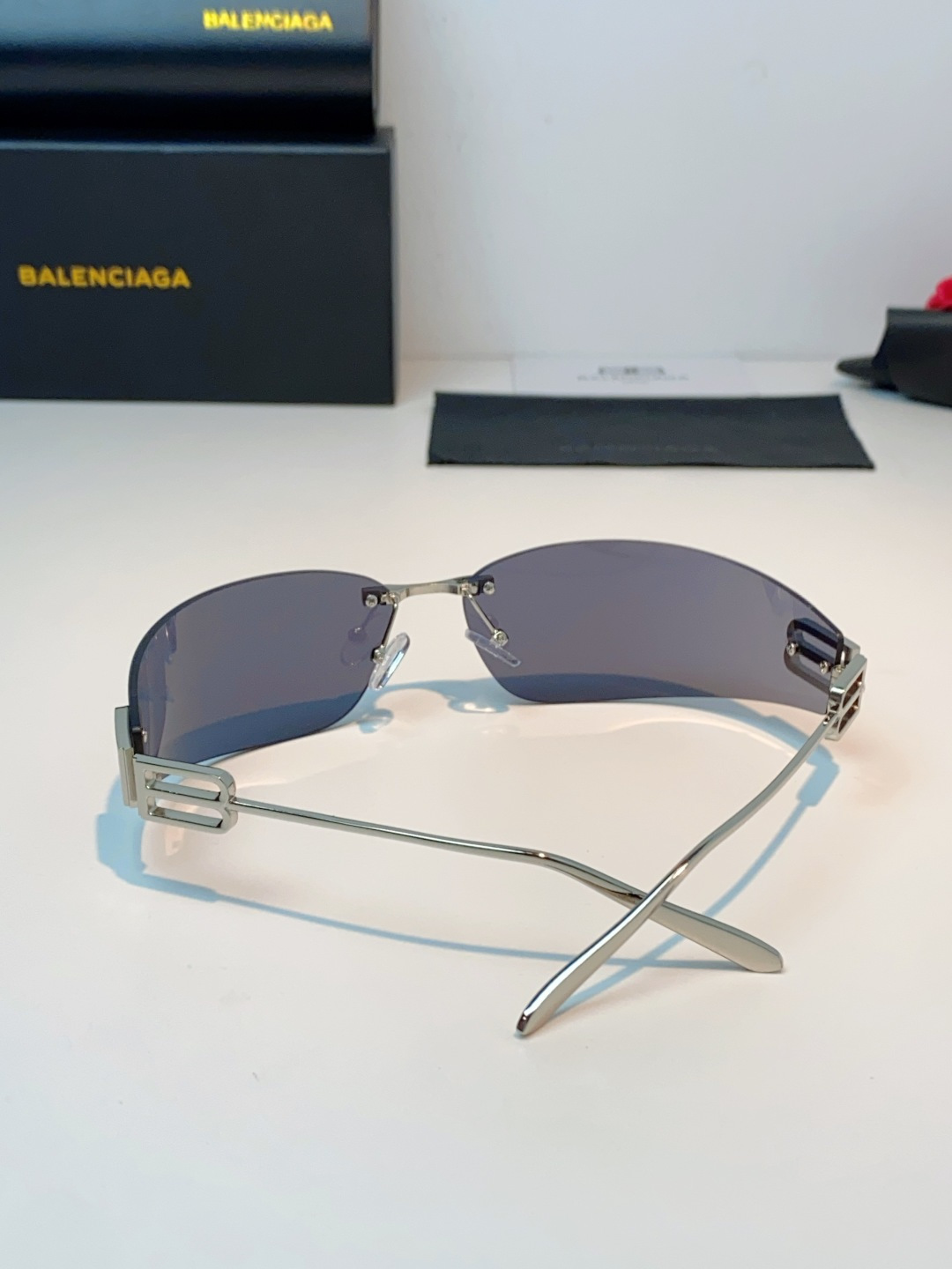 Balenciaga巴黎世家 2026新款无框弯刀墨镜｜Y2K辣妹氛围感封神单品，一眼沦陷的巴黎世家未来