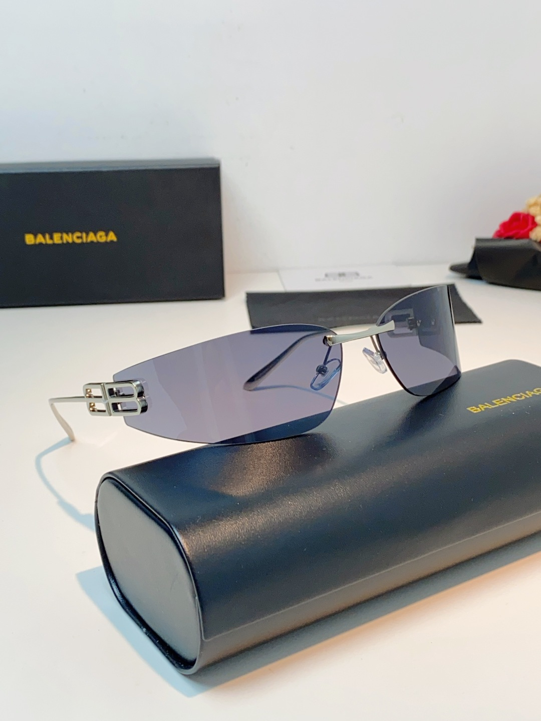 Balenciaga巴黎世家 2026新款无框弯刀墨镜｜Y2K辣妹氛围感封神单品，一眼沦陷的巴黎世家未来