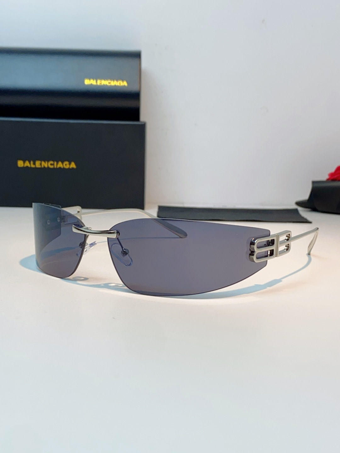 Balenciaga巴黎世家 2026新款无框弯刀墨镜｜Y2K辣妹氛围感封神单品，一眼沦陷的巴黎世家未来