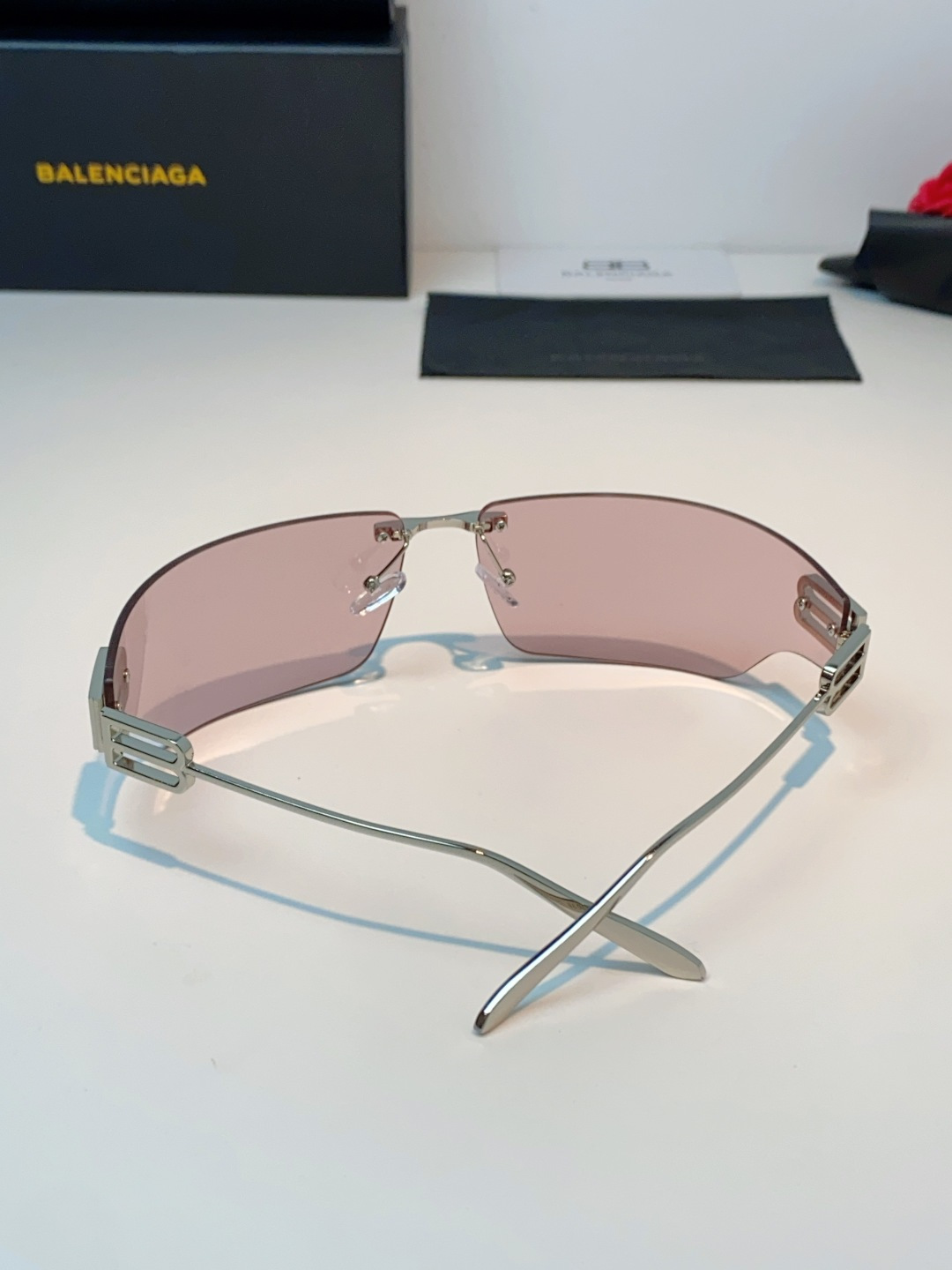 Balenciaga巴黎世家 2026新款无框盾牌墨镜｜Y2K辣妹出片神器，自带未来机甲感的无边框盾牌墨