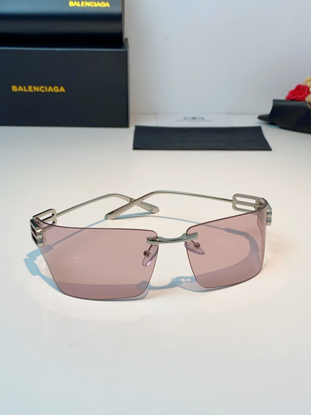 Balenciaga巴黎世家 2026新款无框盾牌墨镜｜Y2K辣妹出片神器，自带未来机甲感的无边框盾牌墨