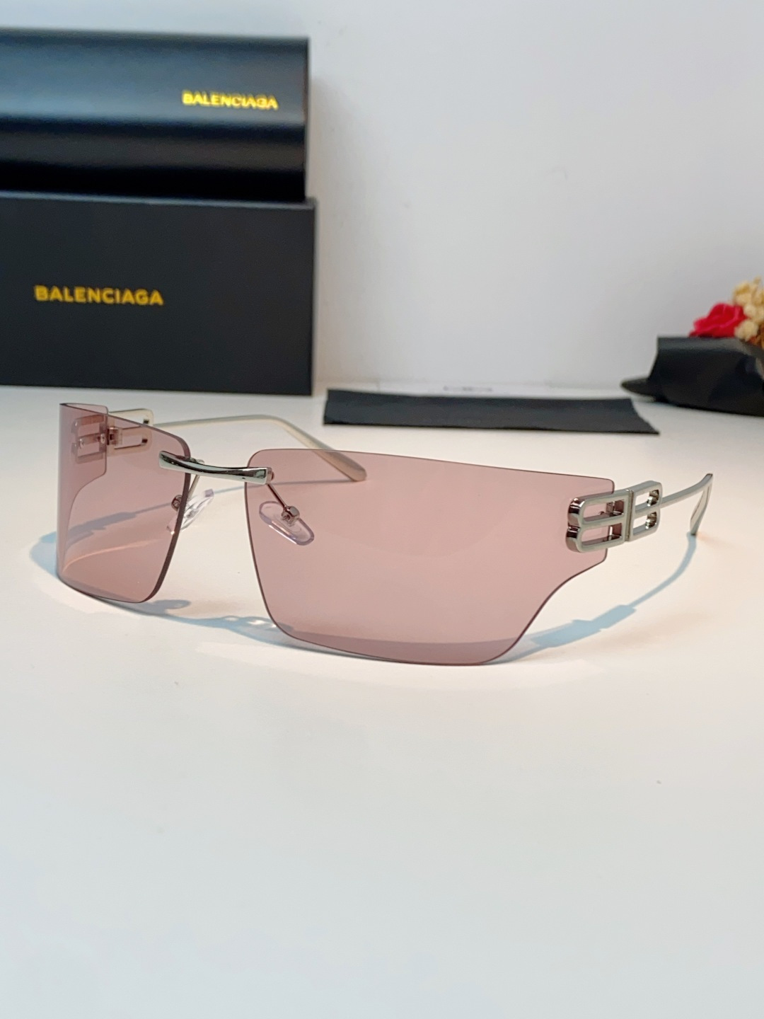 Balenciaga巴黎世家 2026新款无框盾牌墨镜｜Y2K辣妹出片神器，自带未来机甲感的无边框盾牌墨