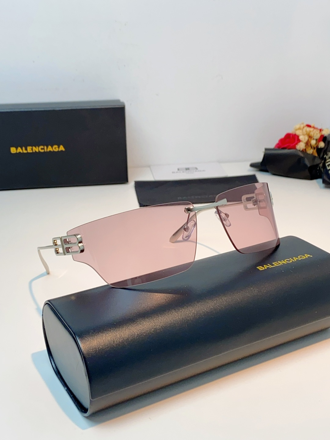 Balenciaga巴黎世家 2026新款无框盾牌墨镜｜Y2K辣妹出片神器，自带未来机甲感的无边框盾牌墨