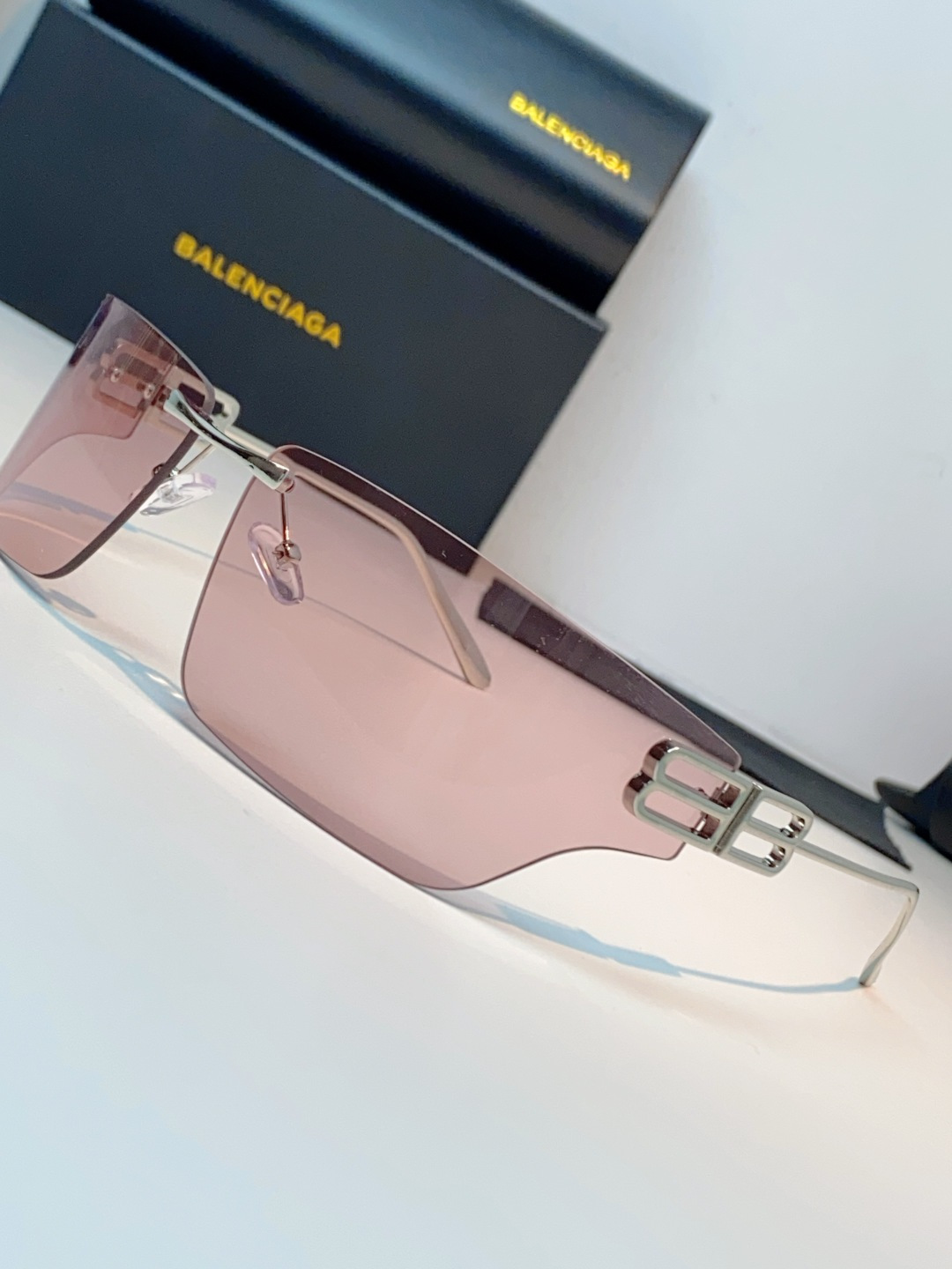 Balenciaga巴黎世家 2026新款无框盾牌墨镜｜Y2K辣妹出片神器，自带未来机甲感的无边框盾牌墨