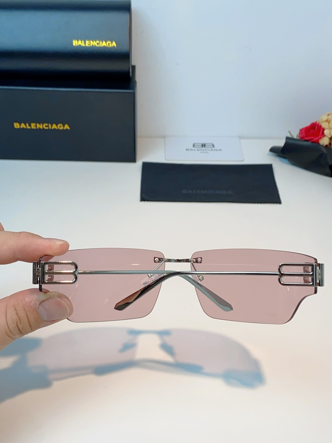 Balenciaga巴黎世家 2026新款无框盾牌墨镜｜Y2K辣妹出片神器，自带未来机甲感的无边框盾牌墨