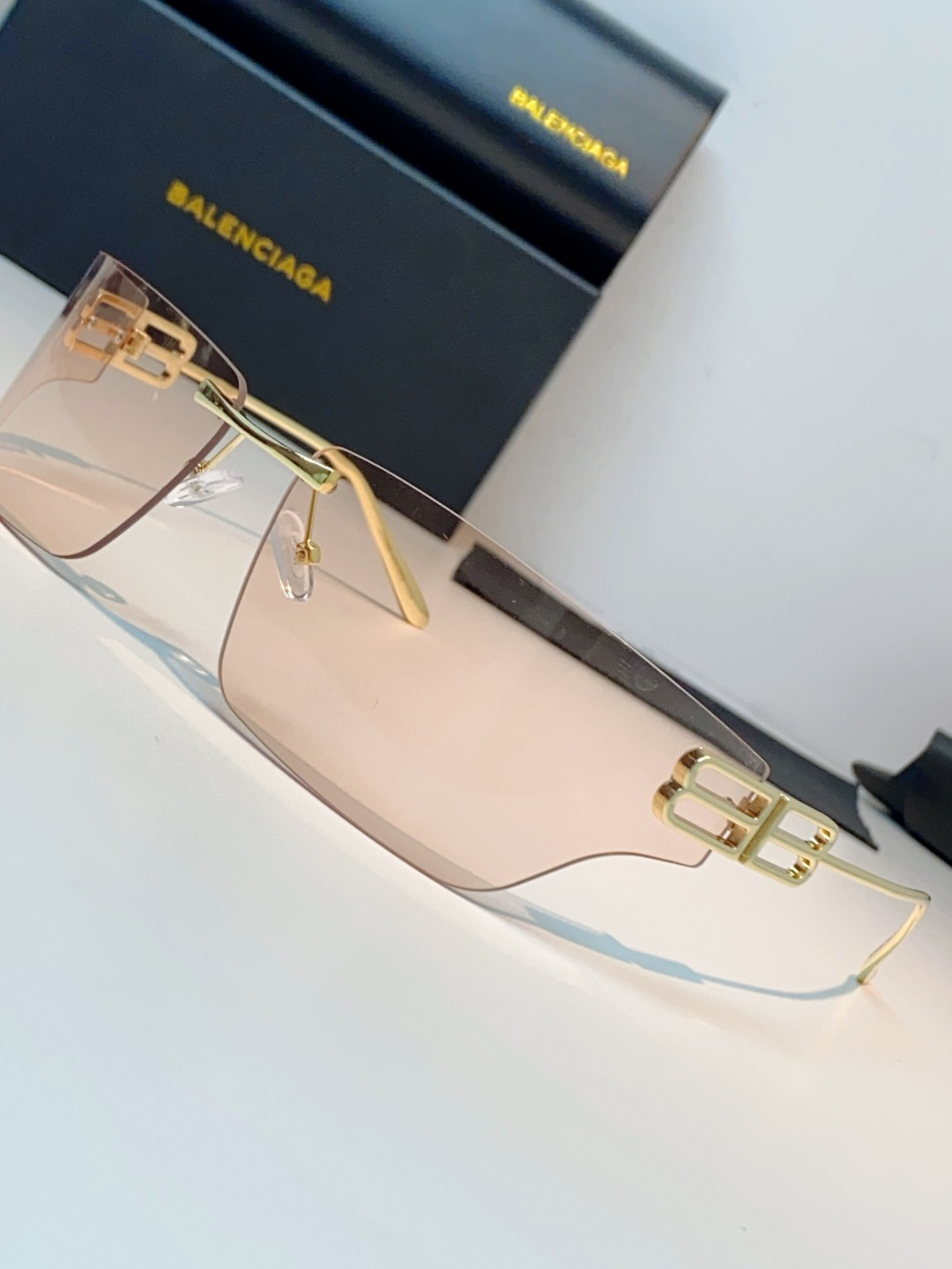Balenciaga巴黎世家 2026新款无框盾牌墨镜｜Y2K辣妹出片神器，自带未来机甲感的无边框盾牌墨