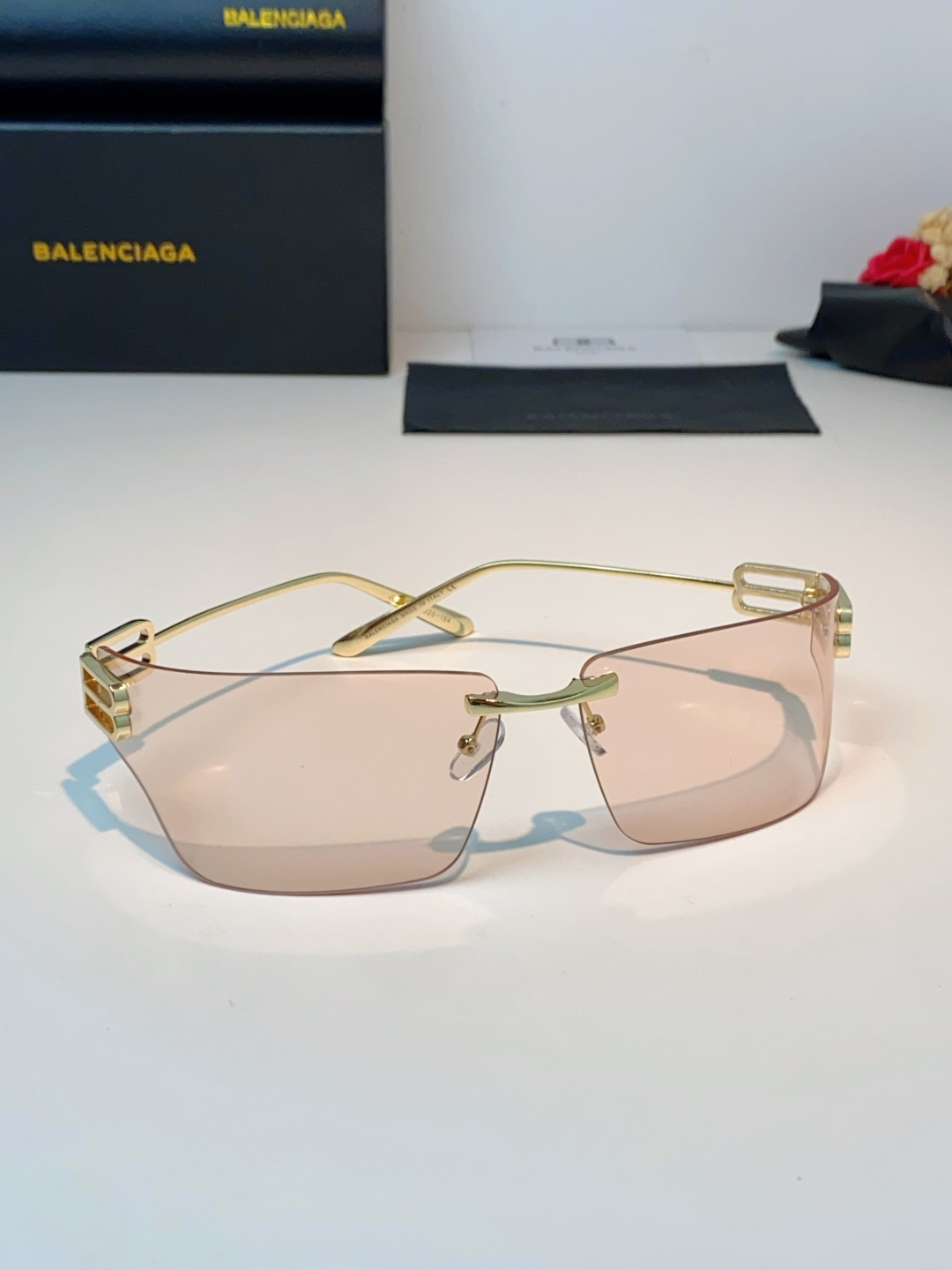 Balenciaga巴黎世家 2026新款无框盾牌墨镜｜Y2K辣妹出片神器，自带未来机甲感的无边框盾牌墨