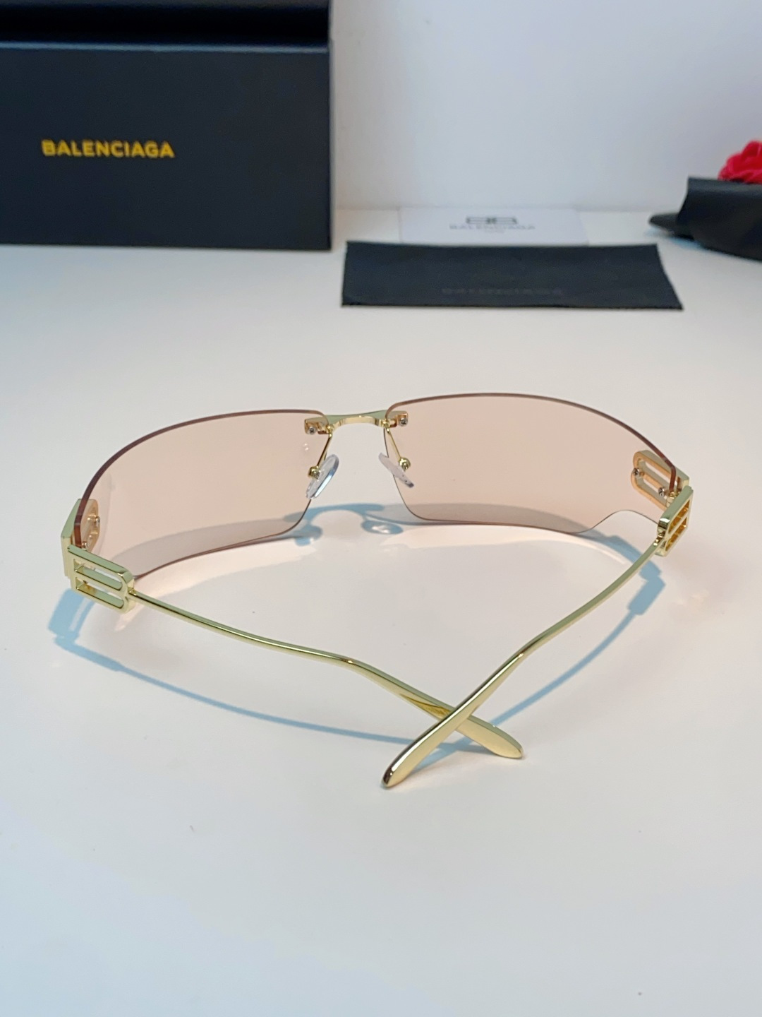 Balenciaga巴黎世家 2026新款无框盾牌墨镜｜Y2K辣妹出片神器，自带未来机甲感的无边框盾牌墨