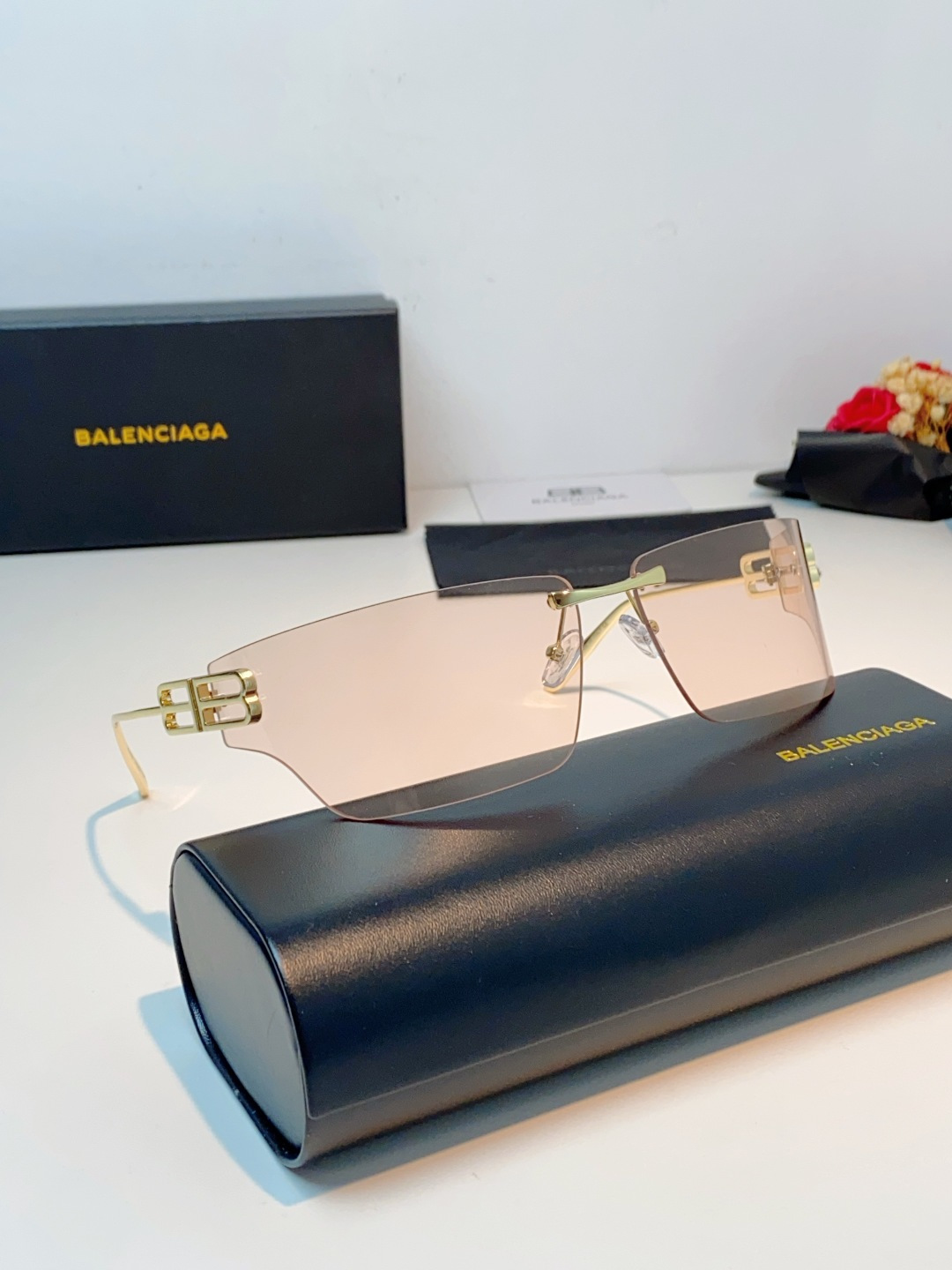 Balenciaga巴黎世家 2026新款无框盾牌墨镜｜Y2K辣妹出片神器，自带未来机甲感的无边框盾牌墨
