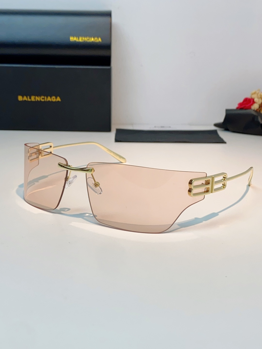 Balenciaga巴黎世家 2026新款无框盾牌墨镜｜Y2K辣妹出片神器，自带未来机甲感的无边框盾牌墨