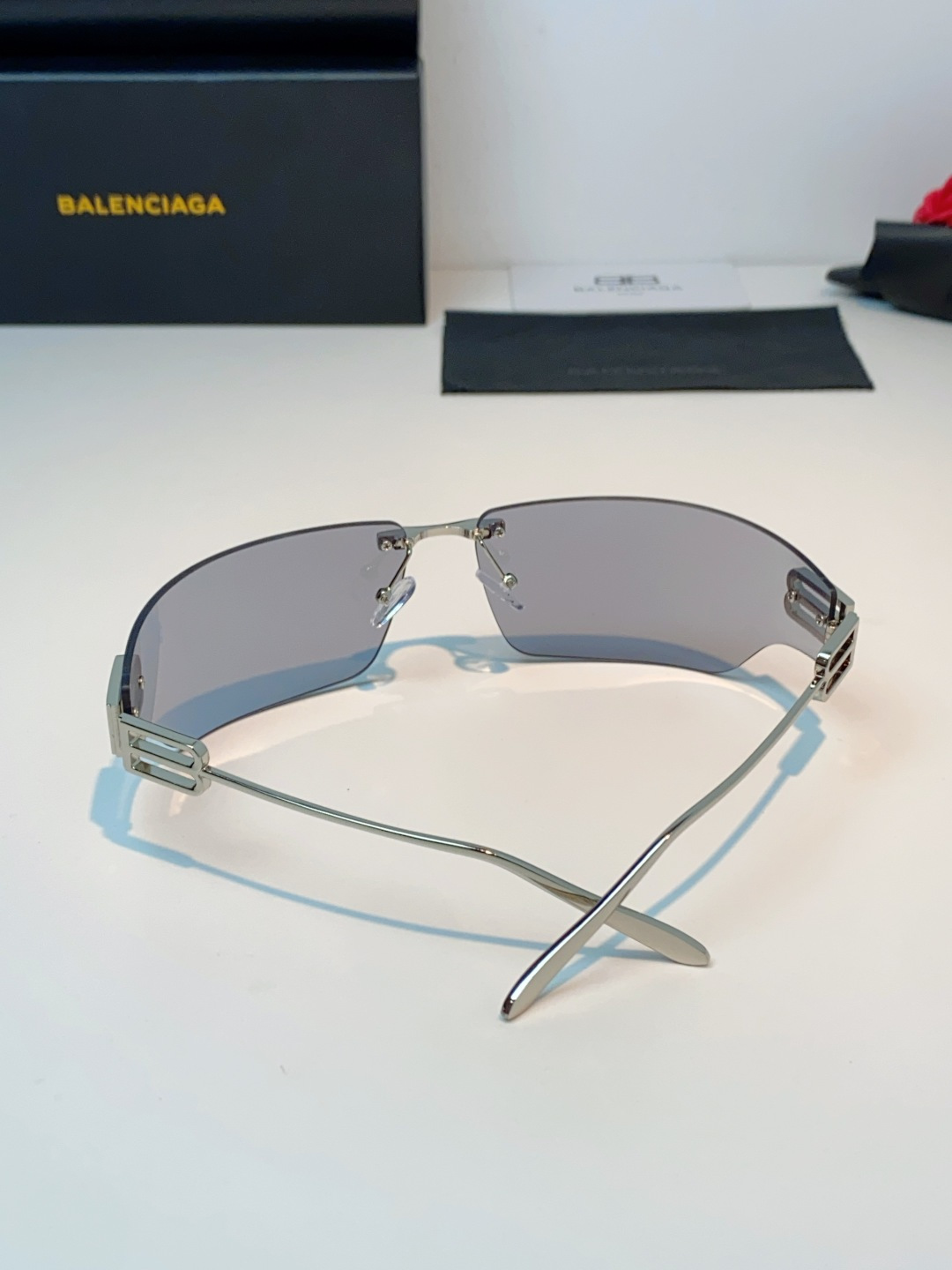Balenciaga巴黎世家 2026新款无框盾牌墨镜｜Y2K辣妹出片神器，自带未来机甲感的无边框盾牌墨