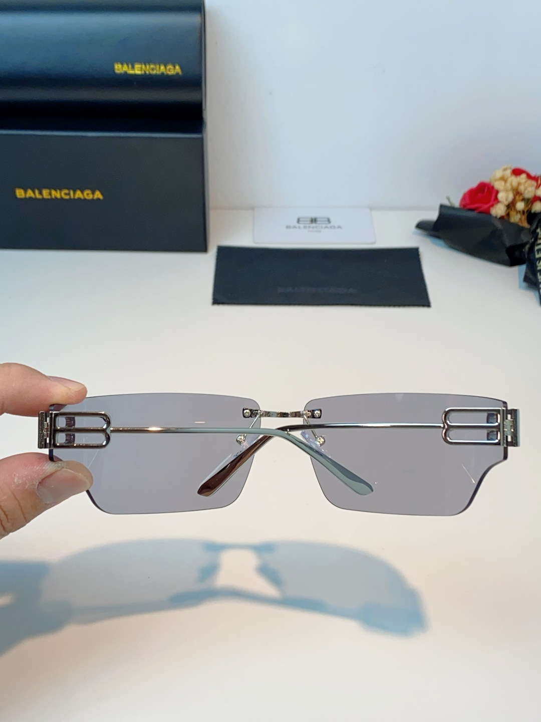 Balenciaga巴黎世家 2026新款无框盾牌墨镜｜Y2K辣妹出片神器，自带未来机甲感的无边框盾牌墨