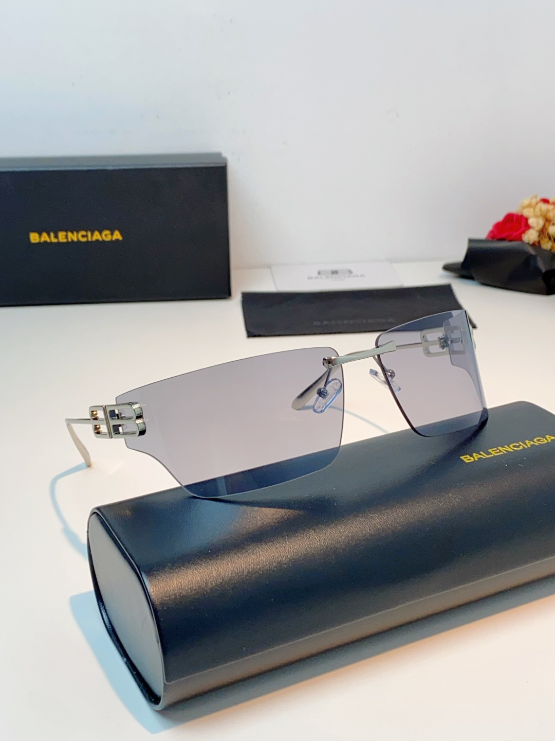 Balenciaga巴黎世家 2026新款无框盾牌墨镜｜Y2K辣妹出片神器，自带未来机甲感的无边框盾牌墨