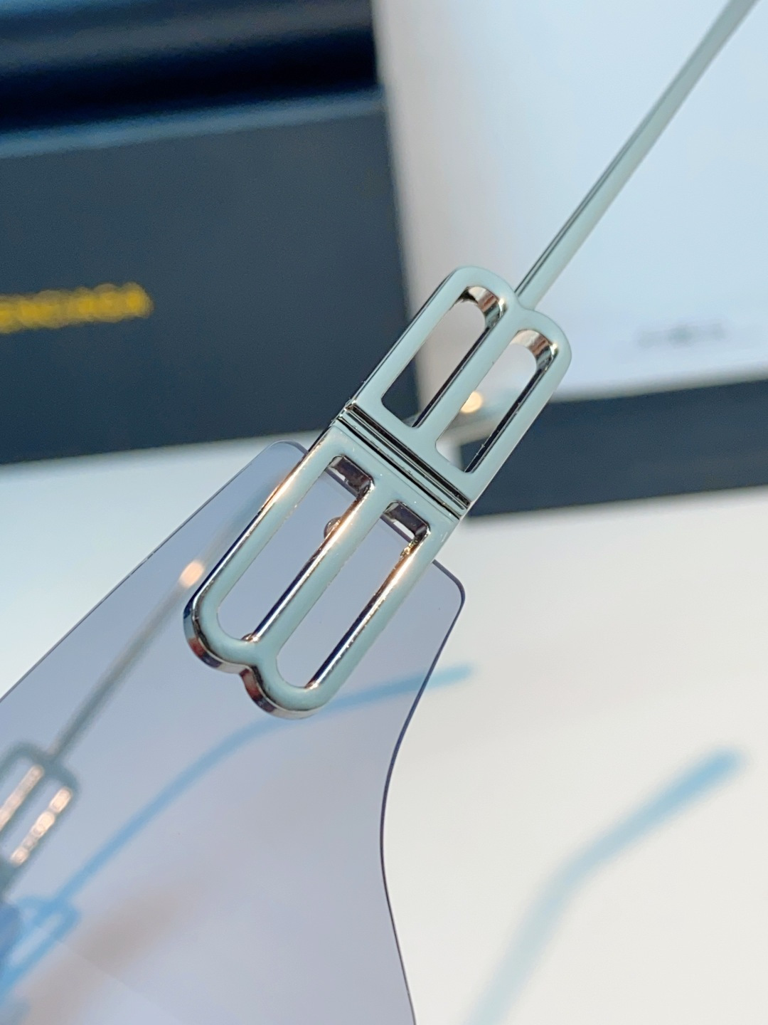 Balenciaga巴黎世家 2026新款无框盾牌墨镜｜Y2K辣妹出片神器，自带未来机甲感的无边框盾牌墨