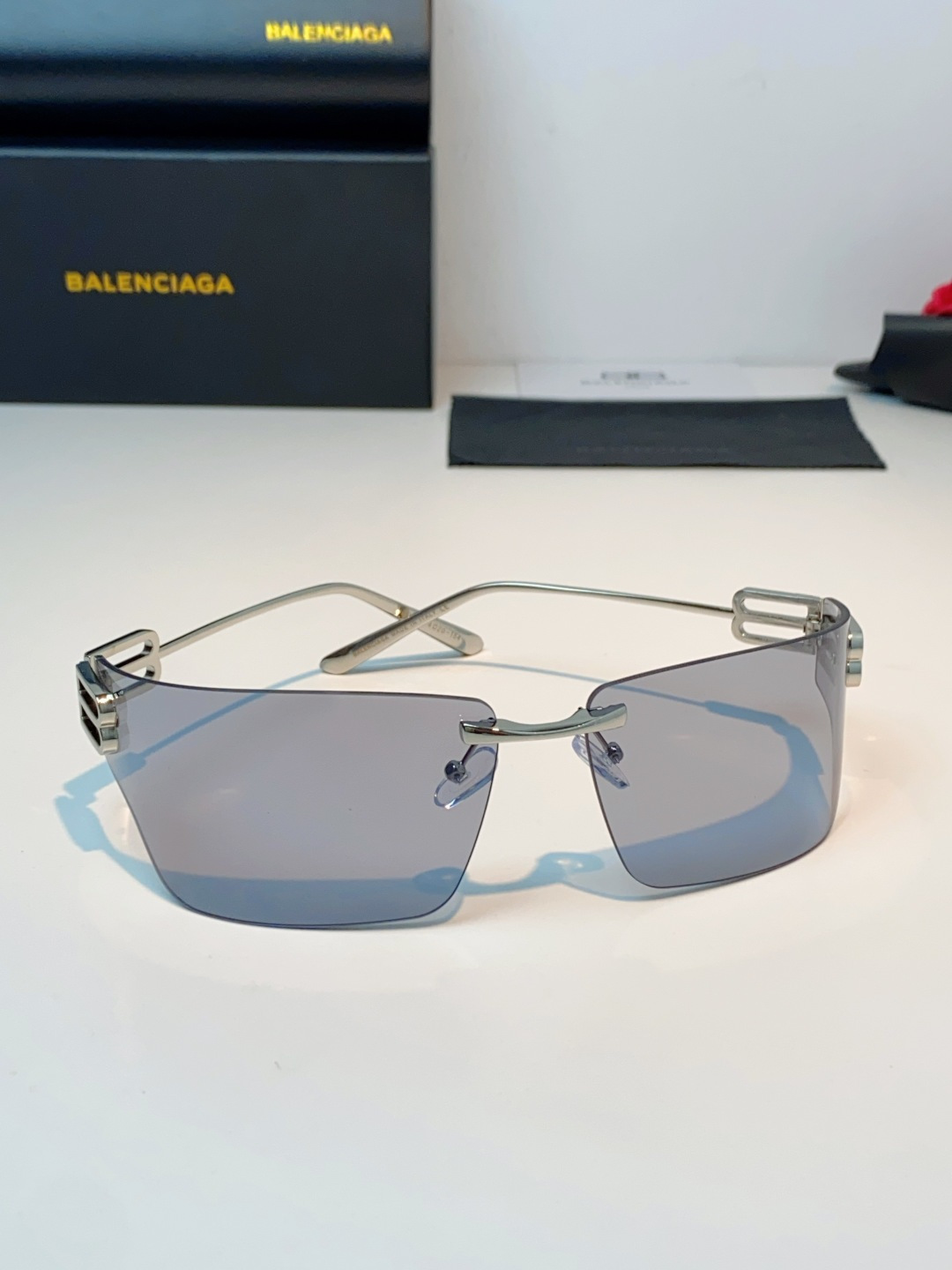 Balenciaga巴黎世家 2026新款无框盾牌墨镜｜Y2K辣妹出片神器，自带未来机甲感的无边框盾牌墨