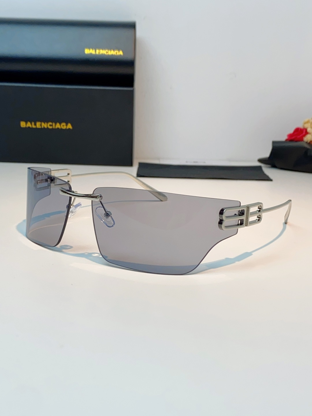 Balenciaga巴黎世家 2026新款无框盾牌墨镜｜Y2K辣妹出片神器，自带未来机甲感的无边框盾牌墨