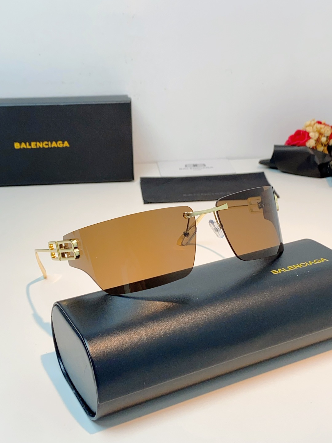 Balenciaga巴黎世家 2026新款无框盾牌墨镜｜Y2K辣妹出片神器，自带未来机甲感的无边框盾牌墨