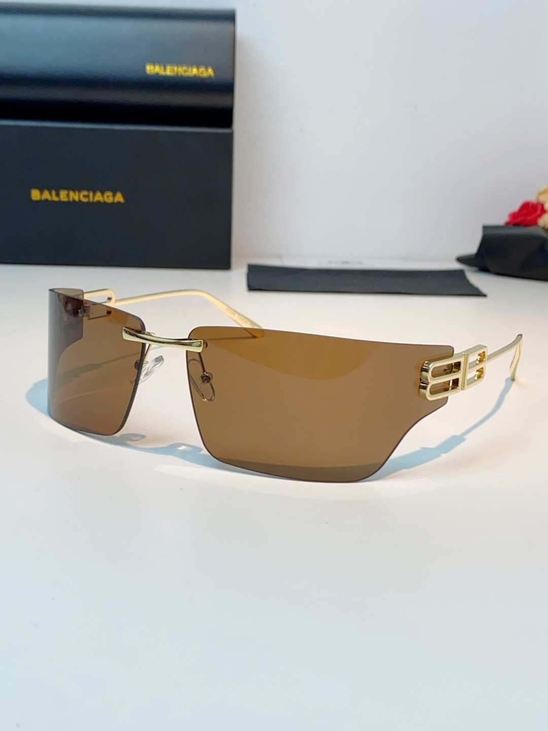 Balenciaga巴黎世家 2026新款无框盾牌墨镜｜Y2K辣妹出片神器，自带未来机甲感的无边框盾牌墨