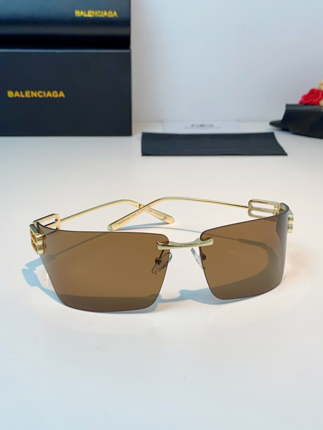 Balenciaga巴黎世家 2026新款无框盾牌墨镜｜Y2K辣妹出片神器，自带未来机甲感的无边框盾牌墨