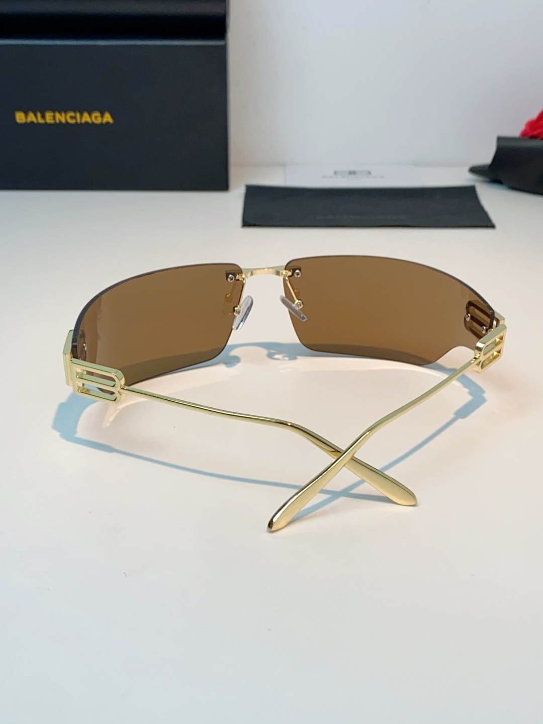 Balenciaga巴黎世家 2026新款无框盾牌墨镜｜Y2K辣妹出片神器，自带未来机甲感的无边框盾牌墨