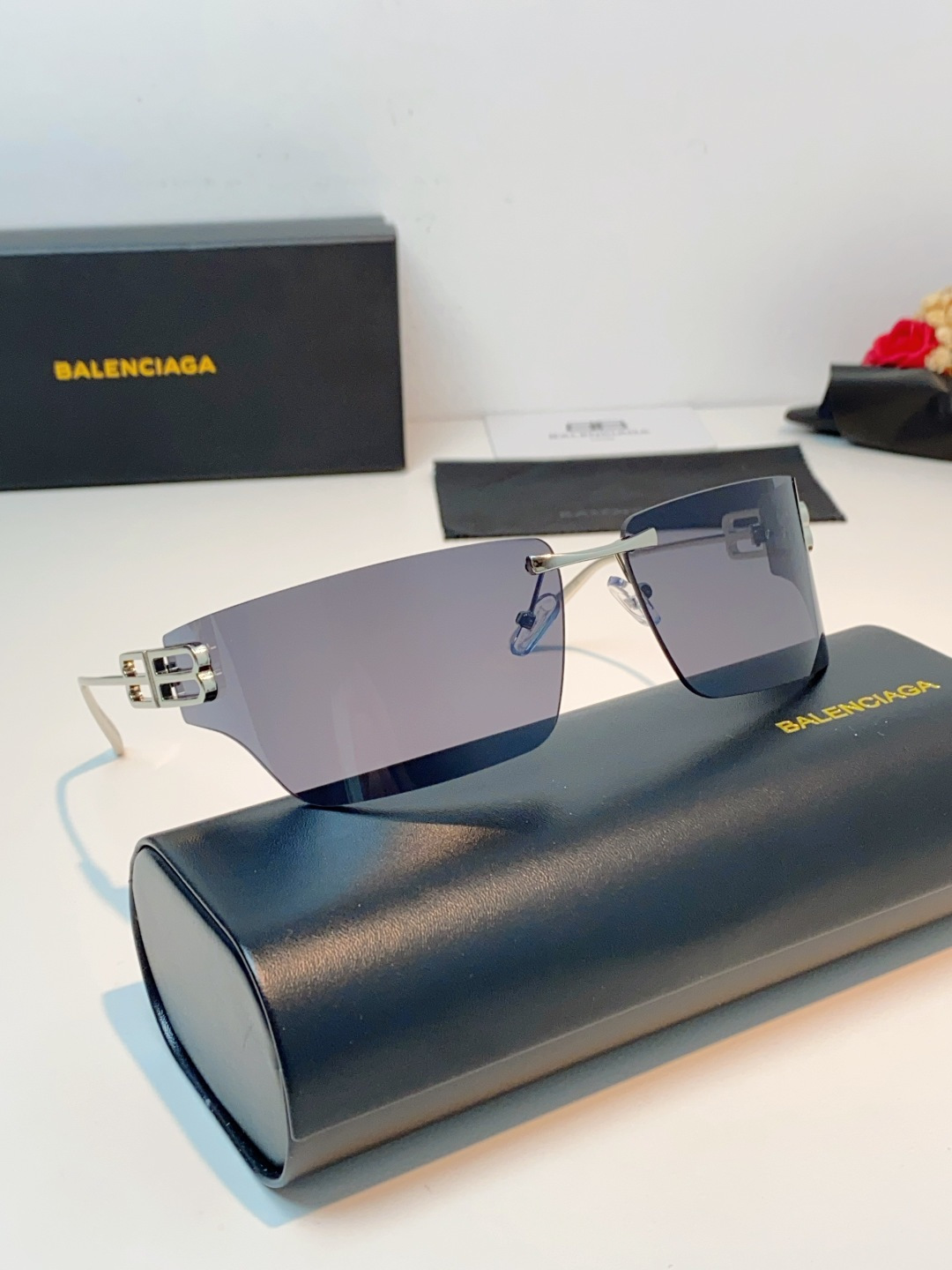 Balenciaga巴黎世家 2026新款无框盾牌墨镜｜Y2K辣妹出片神器，自带未来机甲感的无边框盾牌墨