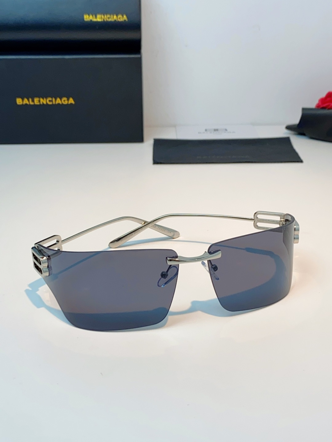 Balenciaga巴黎世家 2026新款无框盾牌墨镜｜Y2K辣妹出片神器，自带未来机甲感的无边框盾牌墨