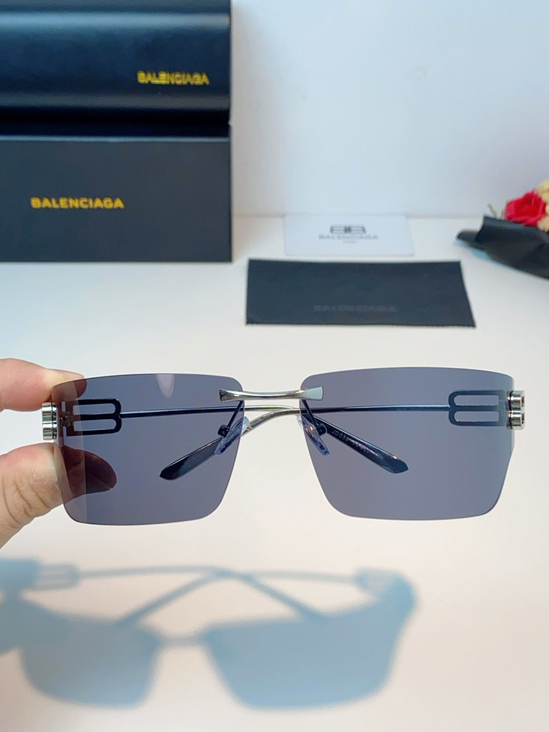 Balenciaga巴黎世家 2026新款无框盾牌墨镜｜Y2K辣妹出片神器，自带未来机甲感的无边框盾牌墨