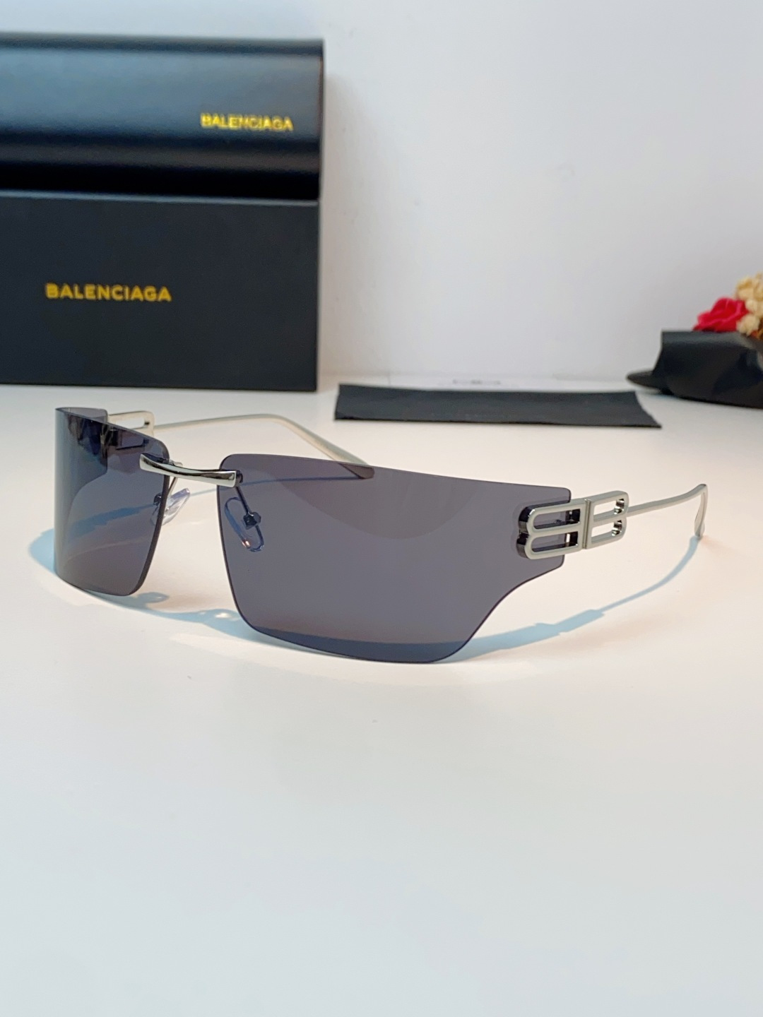 Balenciaga巴黎世家 2026新款无框盾牌墨镜｜Y2K辣妹出片神器，自带未来机甲感的无边框盾牌墨